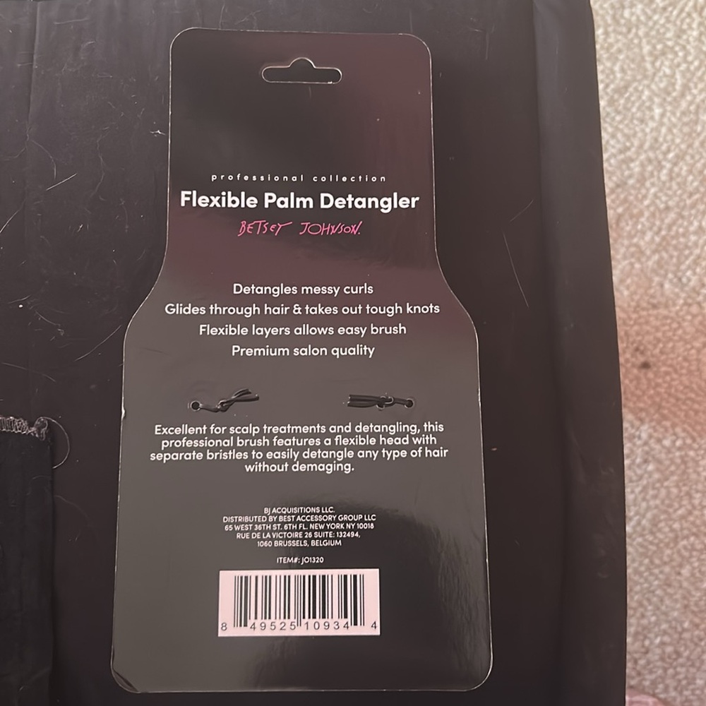 BETSEY JOHNSON FLEXIBLE PALM DETANGLER. NWT - Picture 3 of 3